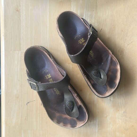 BIRKENSTOCK Gizeh 36 Sandals in Gunmetal / Metallic Gold - Picture 1 of 5